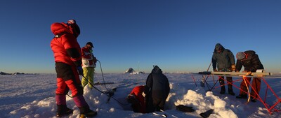 Forscher/innen der Österreichischen Akademie der Wissenschaften (ÖAW) nehmen Eiskernbohrungen an der Weißseespitze in den österreichischen Alpen vor.
