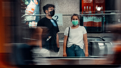 Menschen mit Mund-Nasen-Schutz beim Betreten einer U-Bahn. © Unsplash/Bechir Kaddech 