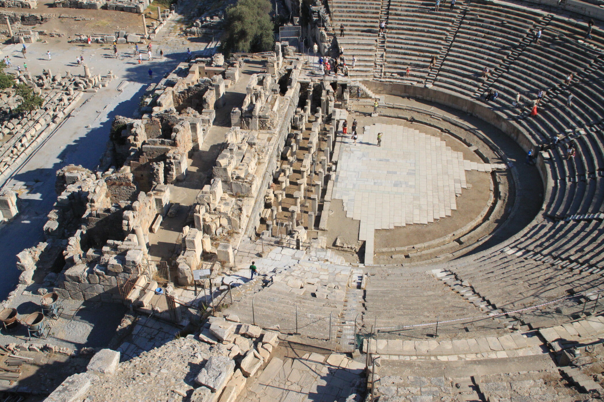 Ephesos, Großes Theater. Blick auf das Bühnengebäude (Foto: ÖAW-ÖAI/G. Styhler-Aydın)