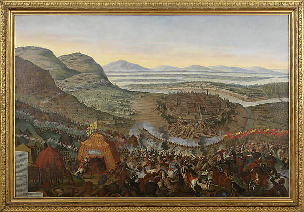 Gemälde des Entsatzes von Wien 1683: Darstellung der Schlacht mit der belagerten Stadt Wien im Hintergrund, umgeben von osmanischen Truppen. Im Vordergrund sind christliche Heere, Reiter und Zelte zu sehen. Die Landschaft zeigt Hügel, Flüsse und weite Ebenen. Das Bild ist in einem goldenen Rahmen eingefasst.
