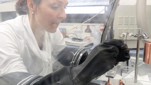Montage eines COSINUS Detektormoduls in einer Glovebox unter Stickstoffatmosphäre. Montage eines COSINUS Detektormoduls in einer Glovebox unter Stickstoffatmosphäre.