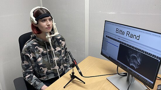 Foto: Hendrik Behrens-Zemek, ISF/ÖAW Proband:in sitzt vor PC und nimmt mit Headset an Forschungsprojekt teil.