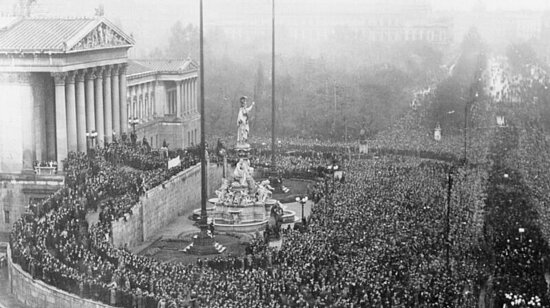 Große Menschenmenge zur Feier der Republikgründung vor dem Parlamentsgebäude.