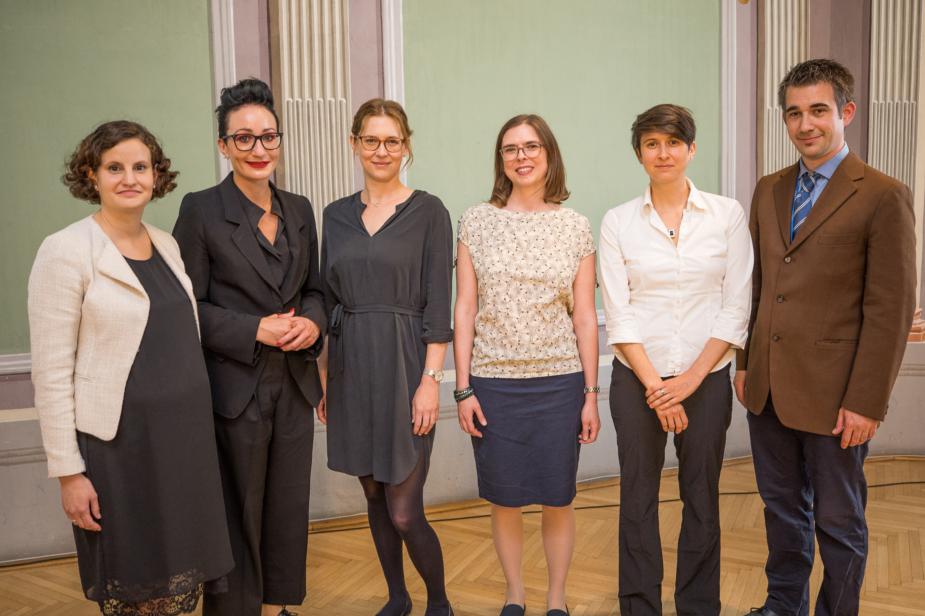 Gruppenbild der bei der Vorstellung der neugewählten Mitglieder der Jungen Akademie anwesenden Mitglieder, von links nach rechts: Astrid Weiss, Miriam Unterlass, Saskia Stachowitsch, Simone Gingrich, Renée Winter, Maximilian Hartmuth