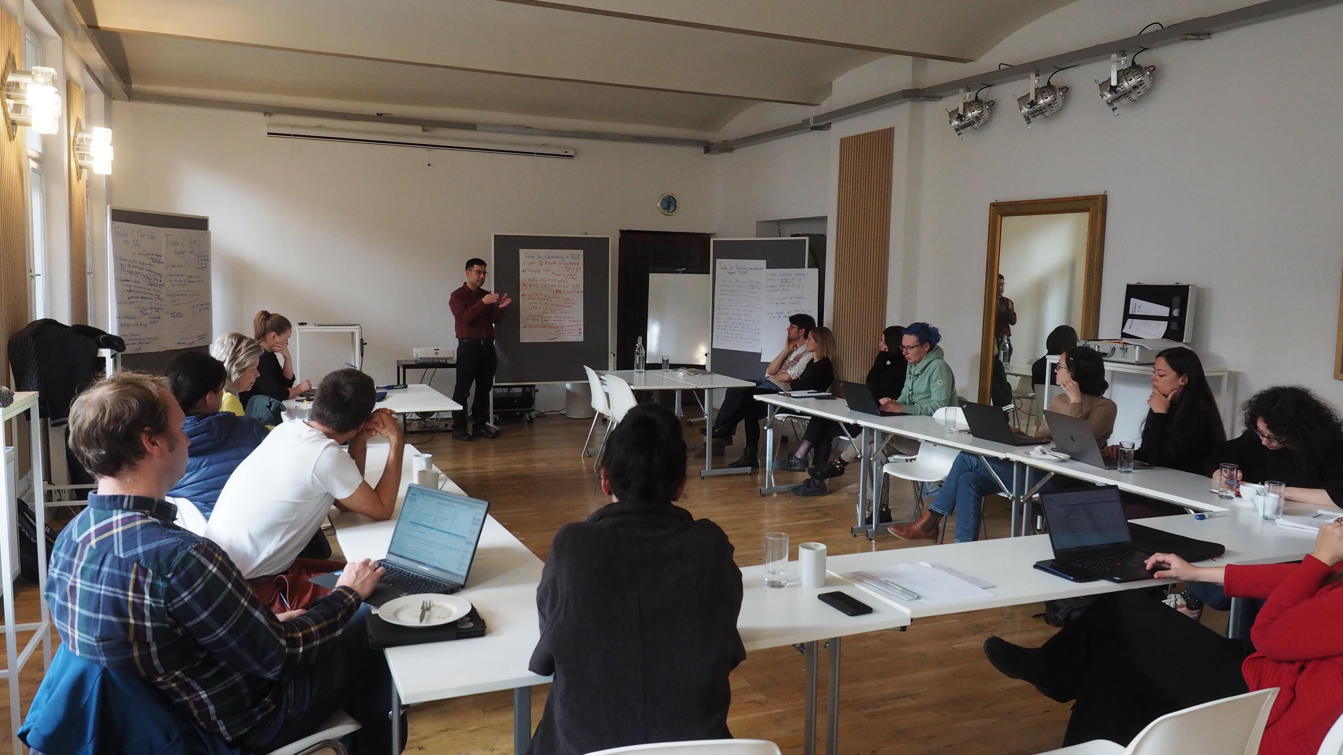 Mitglieder der Jungen Akademie bei einer Session des Retreat, moderiert von Ugur Öztürk