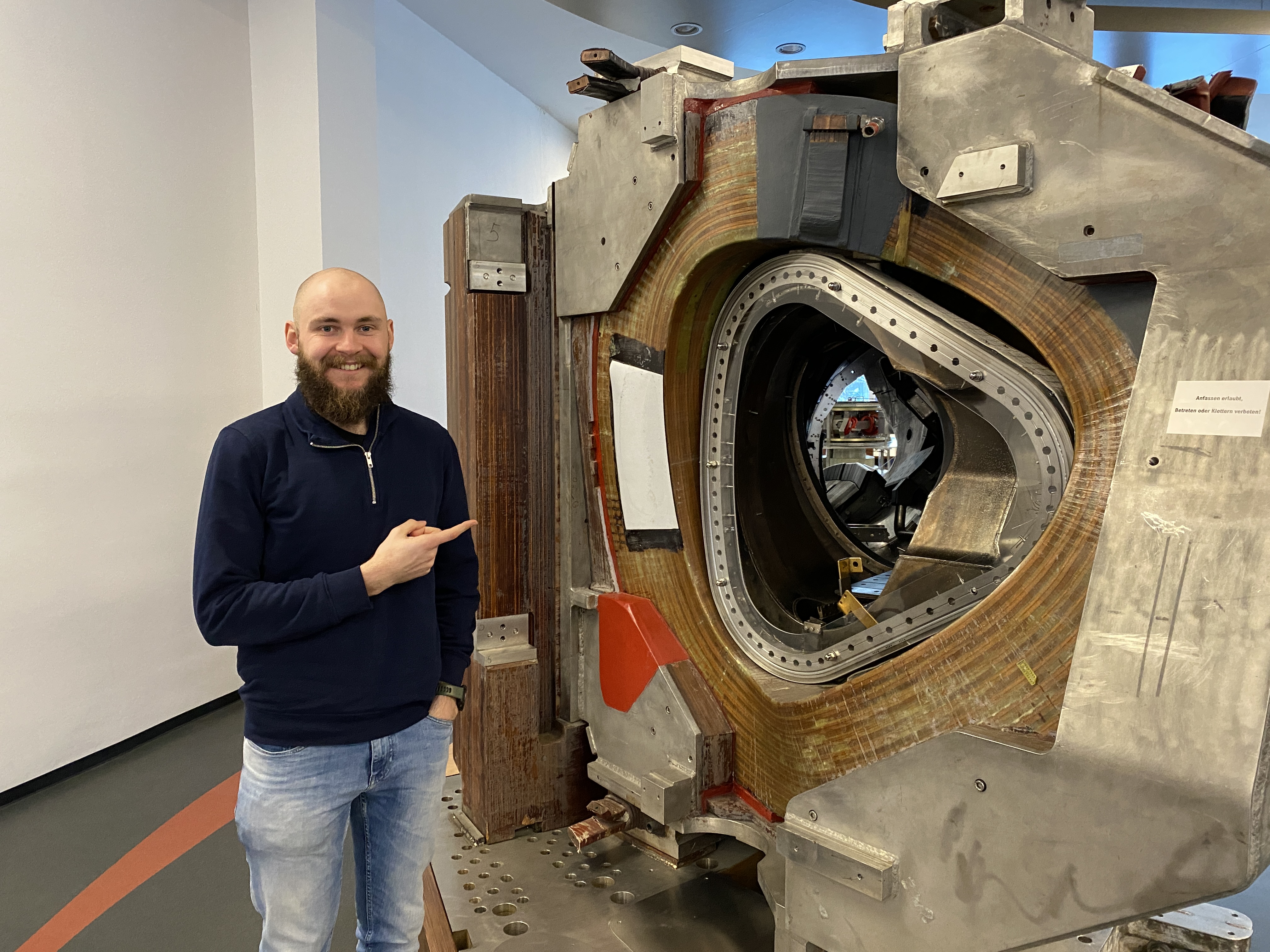 ERG-Empfänger Markus Markl vor einer Komponente von Wendelstein 7-AS