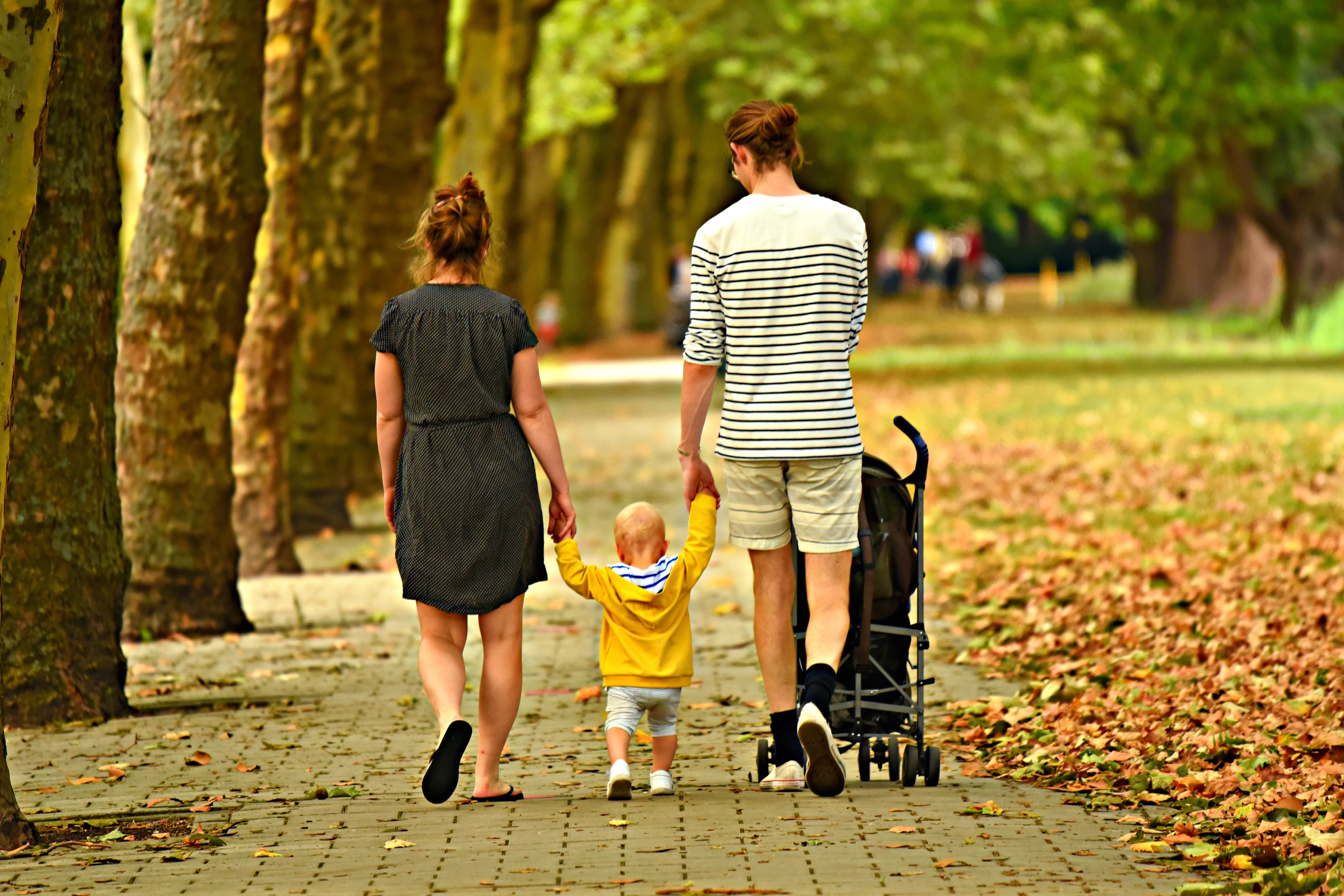 Мама с марусей любят гулять в парке. Семья на прогулке. Прогулка в парке с детьми. Семья гуляет в парке. Семья на прогулке в парке.